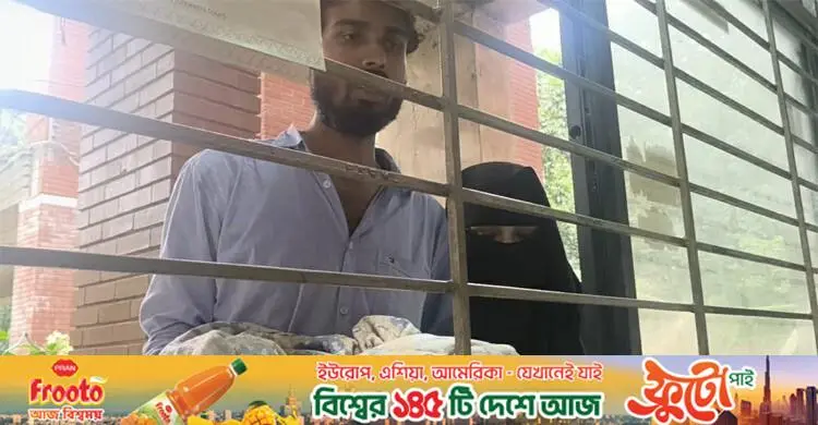 কাঁথায় মোড়ানো সন্তানের নিথর দেহ নিয়ে আজিমপুরে অসহায় বাবা-মা
