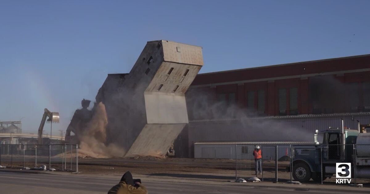 Havre grain elevators demolished, marking the end of a historic era