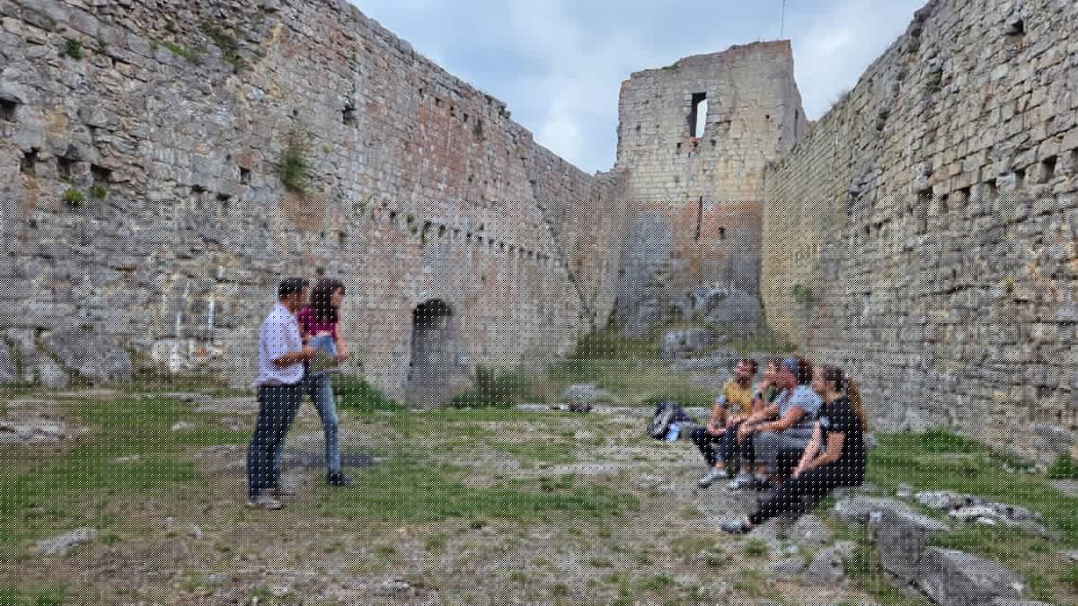 Série. Grand site d'Occitanie. "C'est presque comme un partenaire de vie, vorace, avec qui nous sommes en permanence" : depuis 1999, Fabrice vit, respire et raconte le château de Montségur