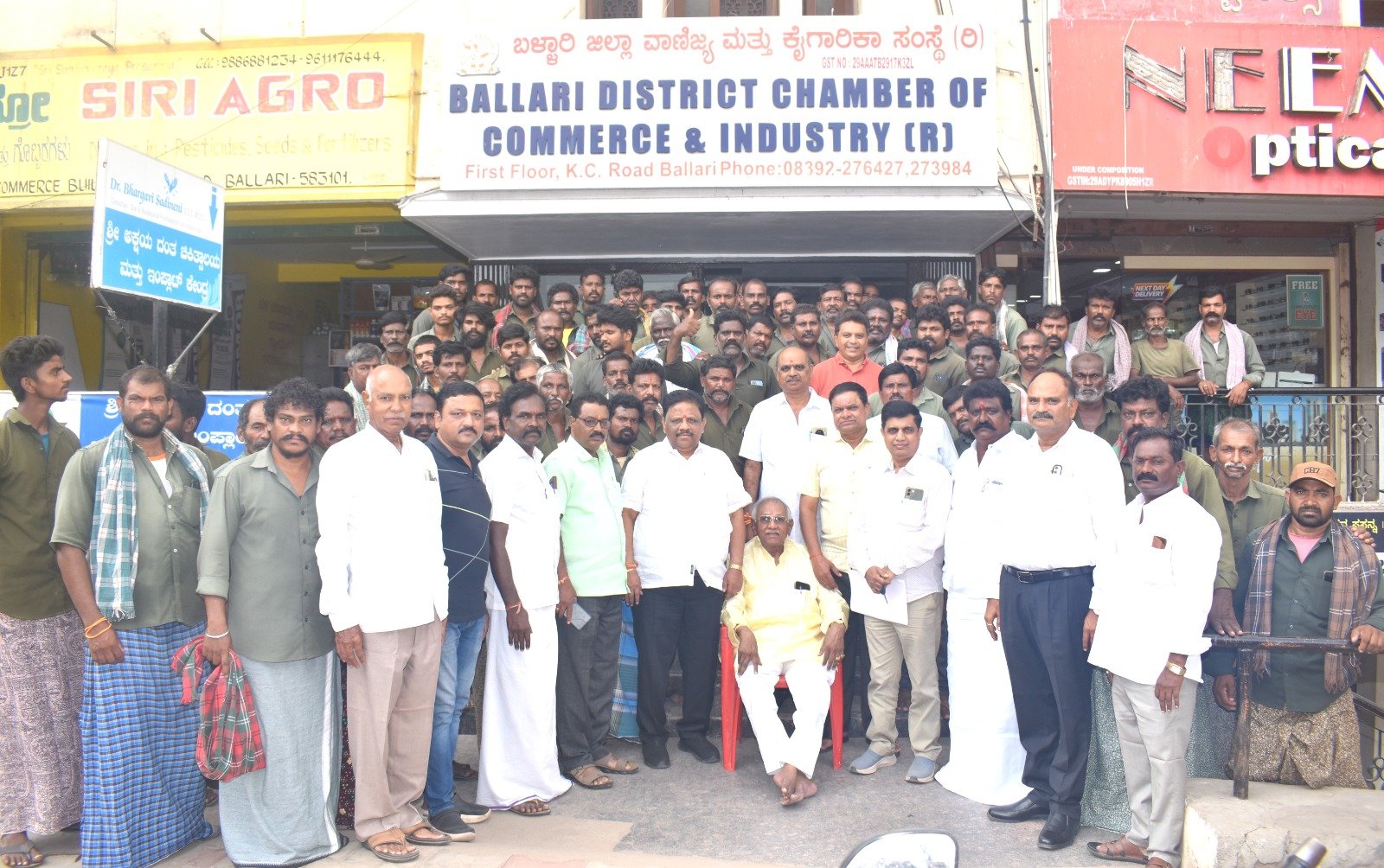 ಬಳ್ಳಾರಿ ನಗರ ಹಮಾಲಿಗಳ ಲೋಡಿಂಗ್–ಅನ್ಲೋಡಿಂಗ್ ಪರಿಷ್ಕೃತ ದರ ಒಪ್ಪಂದಕ್ಕೆ ಸಹಿ