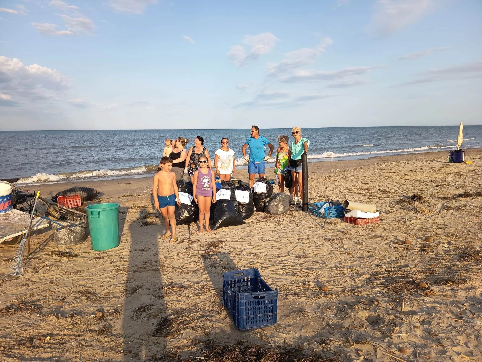 Commenti su Manfredonia, volontari ripuliscono la spiaggia dello Sciale delle Rondinelle: “Ora servono più senso civico e cestini” di cittadino