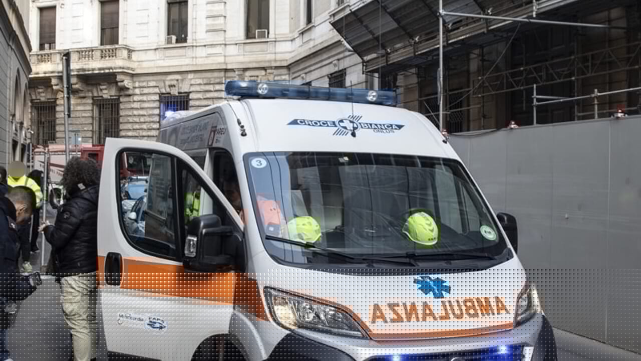 Incidente sul lavoro a Milano, precipita nel vuoto dal secondo piano: gravissimo