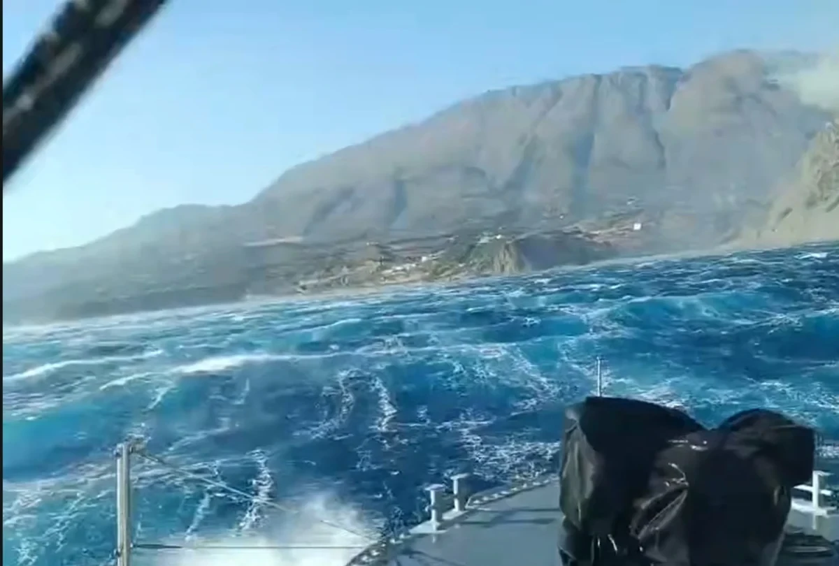 «Τυφώνας οι άνεμοι, άκουγα εκρήξεις»: Συγκλονίζει ο ψαράς που έσωσε 30 εγκλωβισμένους στο Ρέθυμνο