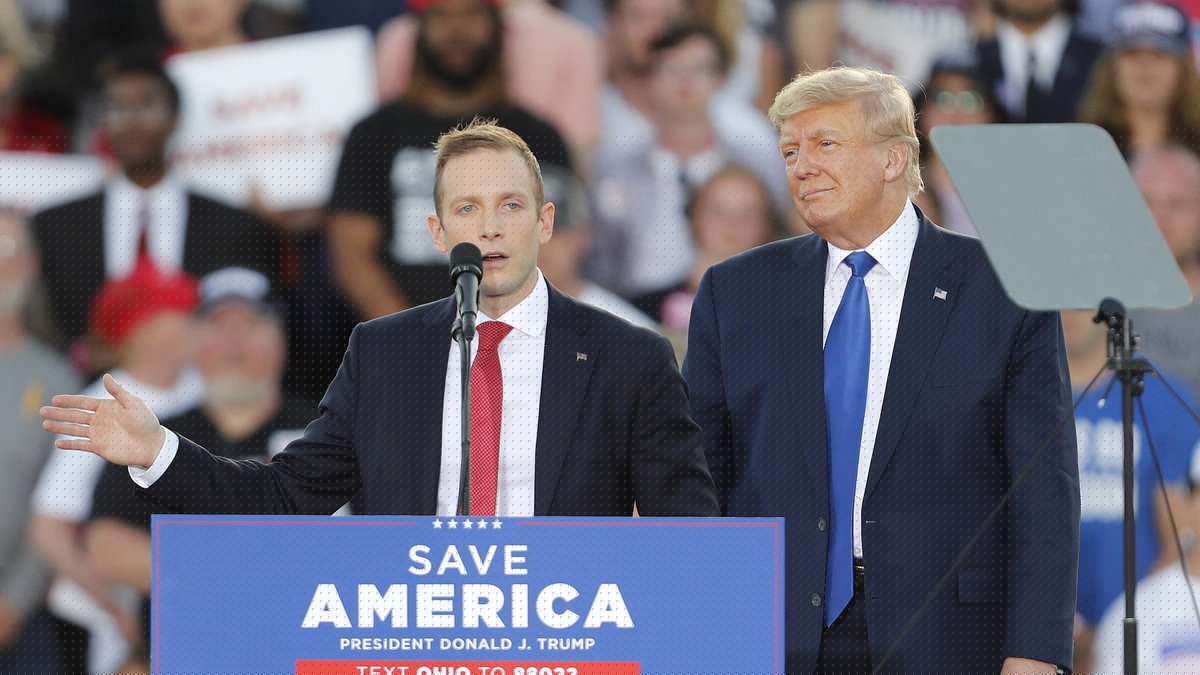 Il refuse de renoncer à sa réélection à un poste au Congrès : l'ex-assistant de Donald Trump est accusé de violences conjugales et d'abus sur sa fille