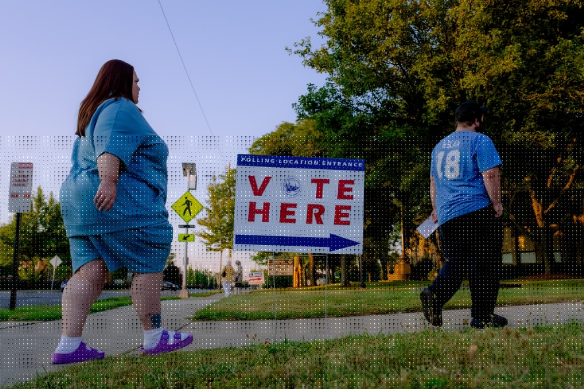 Votantes acuden a las cruciales elecciones primarias en Michigan por el Partido Demócrata