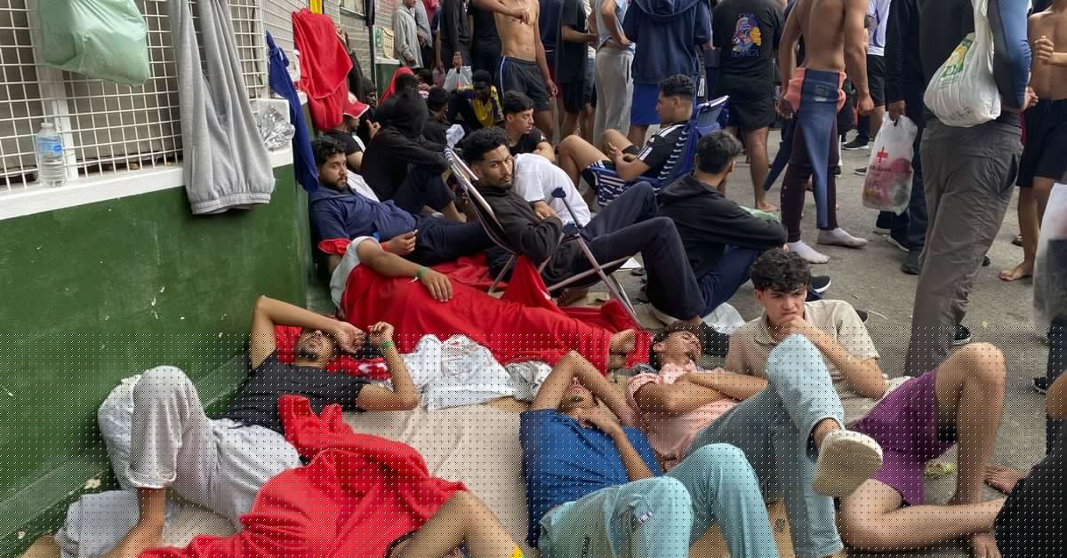 Unos 800 migrantes acampan junto al CETI de Ceuta y varios comercios cierran por seguridad