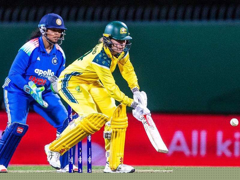 Sutherland's unbeaten 62 keeps Sunrisers shining