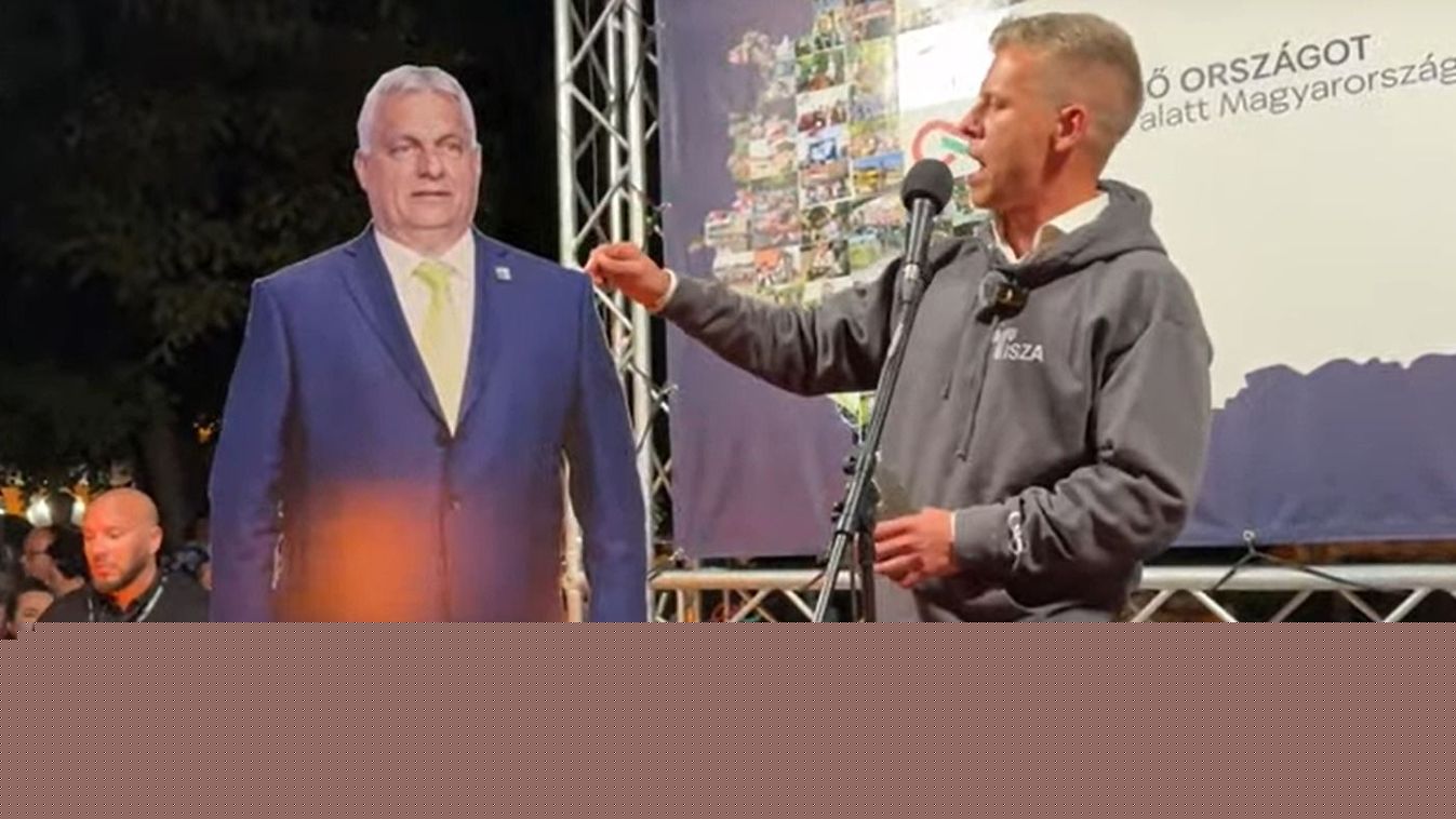 Magyar Péternél elszállt az irányítás, Orbán Viktor formájú papírbábbal beszélget a színpadon
