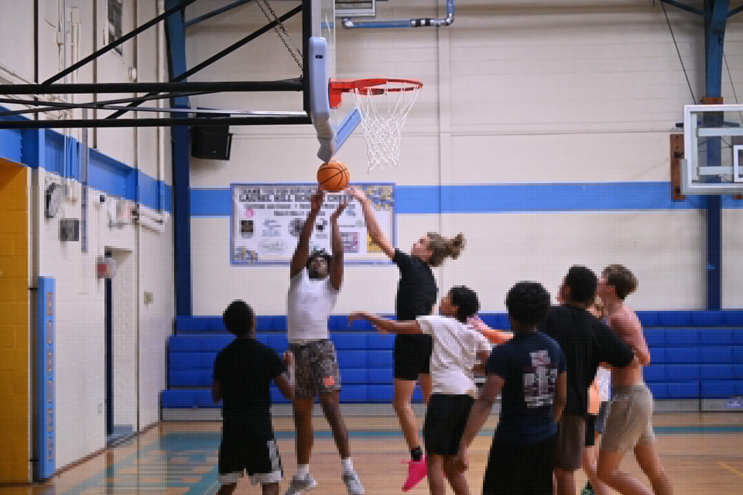 Laurel Hill gets sneak peek into basketball season