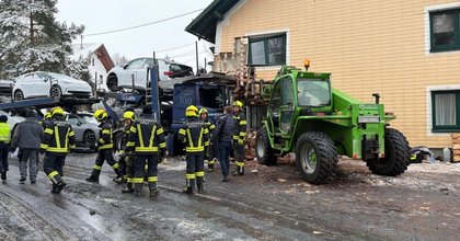 Rutschige Straßen - Lkw kracht gegen Haus, Fahrer wurde eingeklemmt
