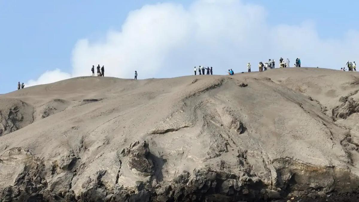 Viral Wisatawan Mendaki Anak Krakatau saat Siaga, Terancam Dipidana