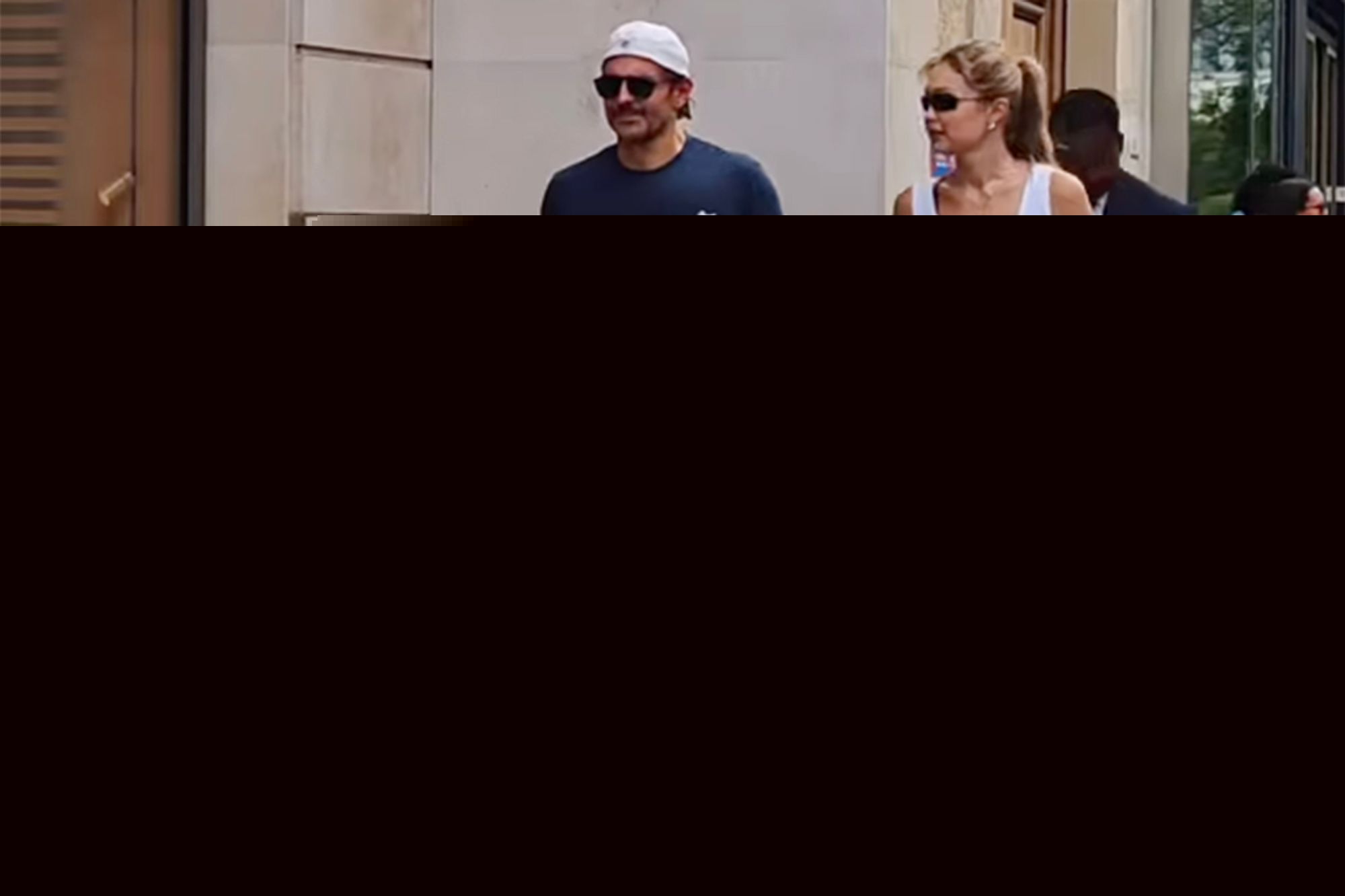 Séance de sport main dans la main, des anneaux qui intriguent… L’été en amoureux de Bradley Cooper et Gigi Hadid à Paris