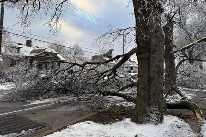 Mississippi sending 135 snowplows to help clear ice and snow from traffic-clogged highways