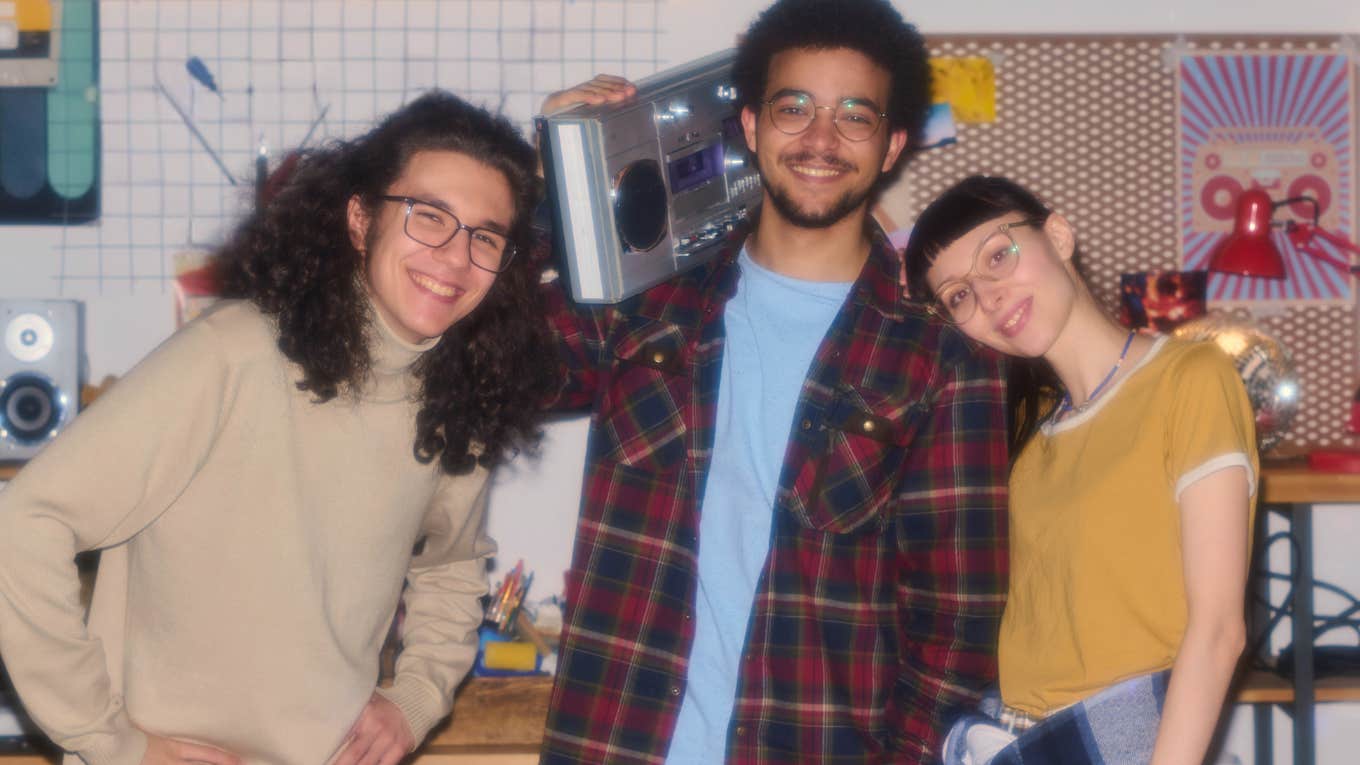 10 Etiquette Rules From The 1990s That Quietly Disappeared Without Anyone Noticing