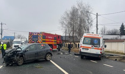 Accident rutier în localitatea Bogdan Vodă: cinci persoane rănite după ce o ambulanță a fost lovită