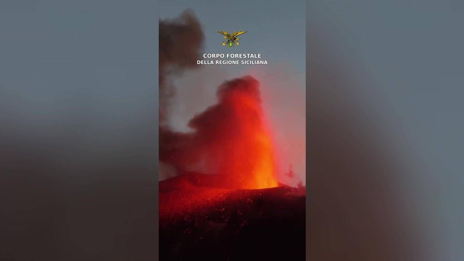 Etna, nuova bocca eruttiva nella Valle del Bove: le immagini