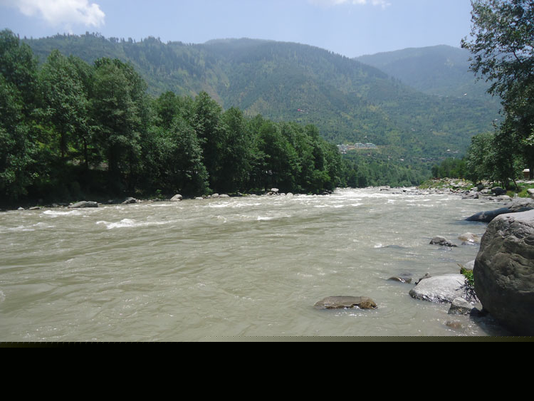 Woman ventures into raging Beas river in Kullu, draws sharp reactions online