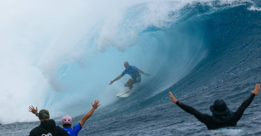 WSL: Kelly Slater, aos 54 anos, ‘se vinga’ de Medina e avança às oitavas no Taiti