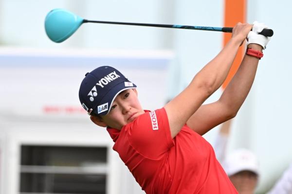 Akie Iwai starts hot, takes first-round lead at Lotte Championship