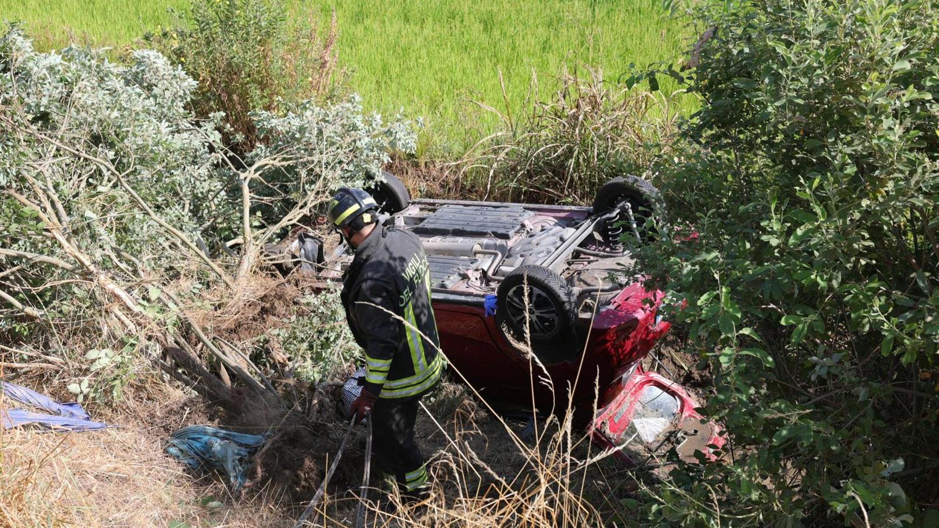 Auto si ribalta sulla circonvallazione di Cassolnovo: muore una madre, feriti i due figli