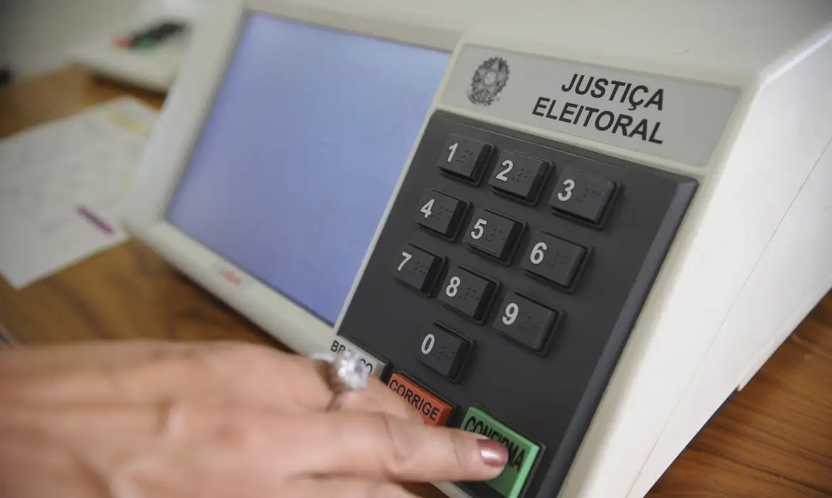 Metade dos brasileiros defende proibição de propaganda eleitoral feita com IA, aponta CNT/MDA