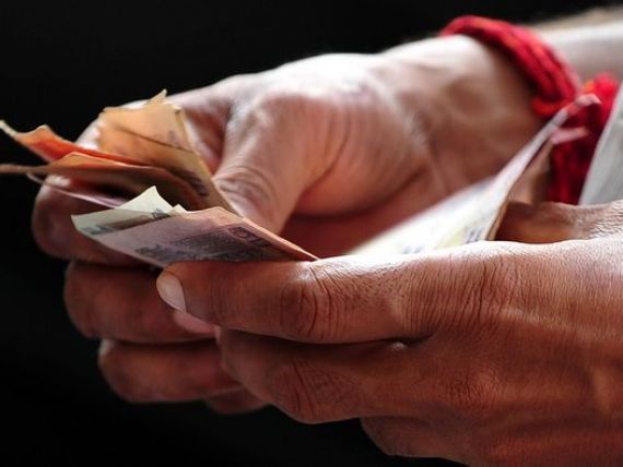 India mobilizează economiile diasporei: Peste 40 de miliarde de dolari intră în ţară pe fondul presiunilor asupra rupiei