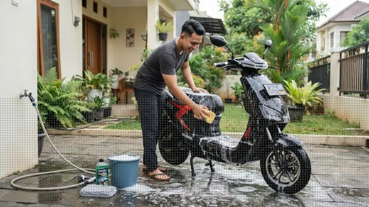 Cara Aman Mencuci Motor Listrik di Rumah, Hindari Kesalahan yang Bisa Merusak Komponen
