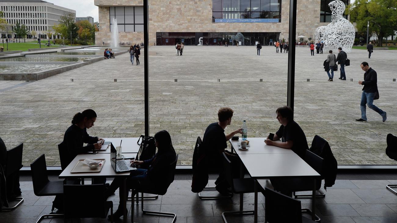 Studium: Weniger Studierende erhalten finanzielle Unterstützung des Staates