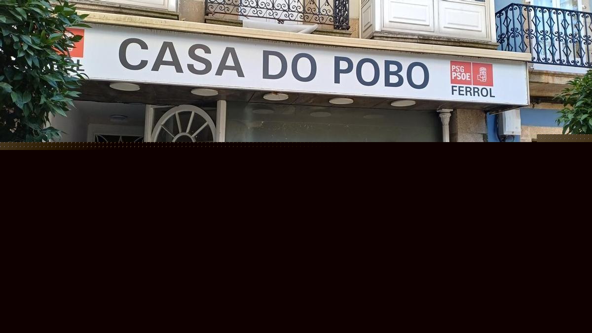 Vandalizan la sede del PSOE en Ferrol con pintadas racistas: "Esclavos de Marruecos. Antiespañoles"