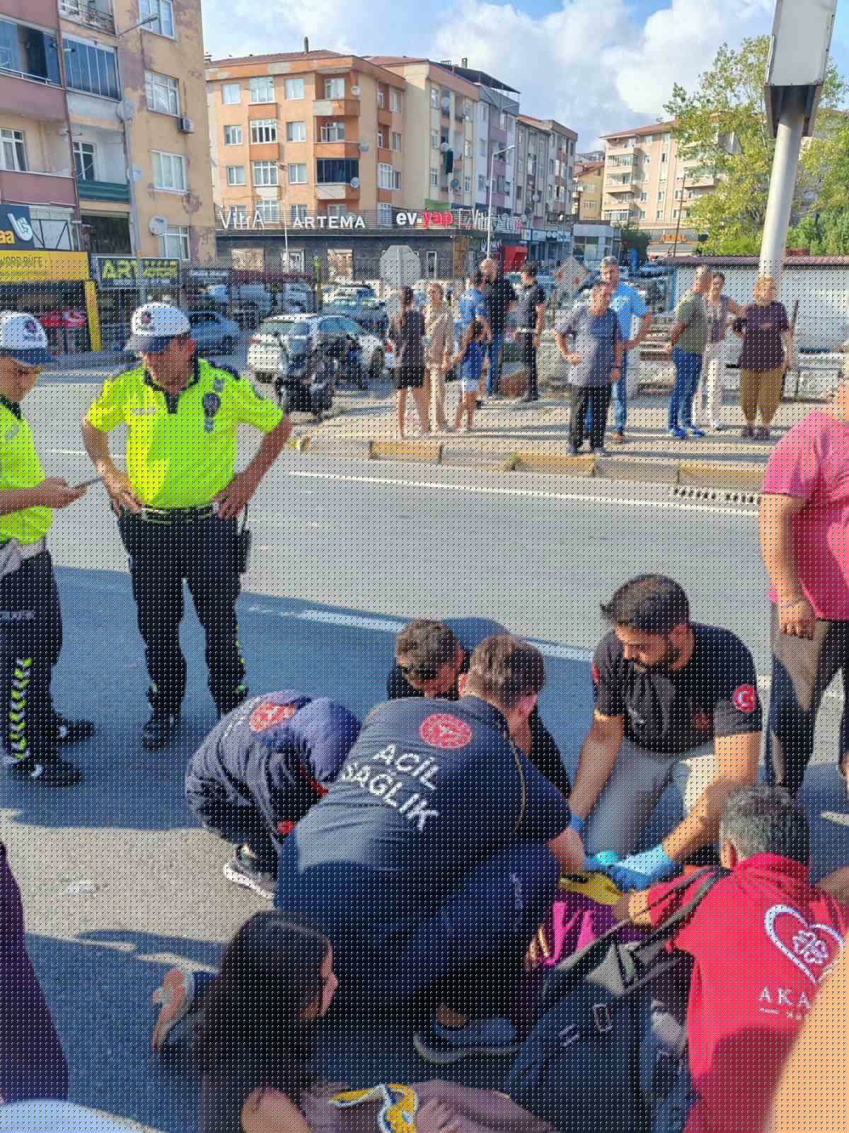 Yaya geçidinde otomobil 2 yayaya çarptı