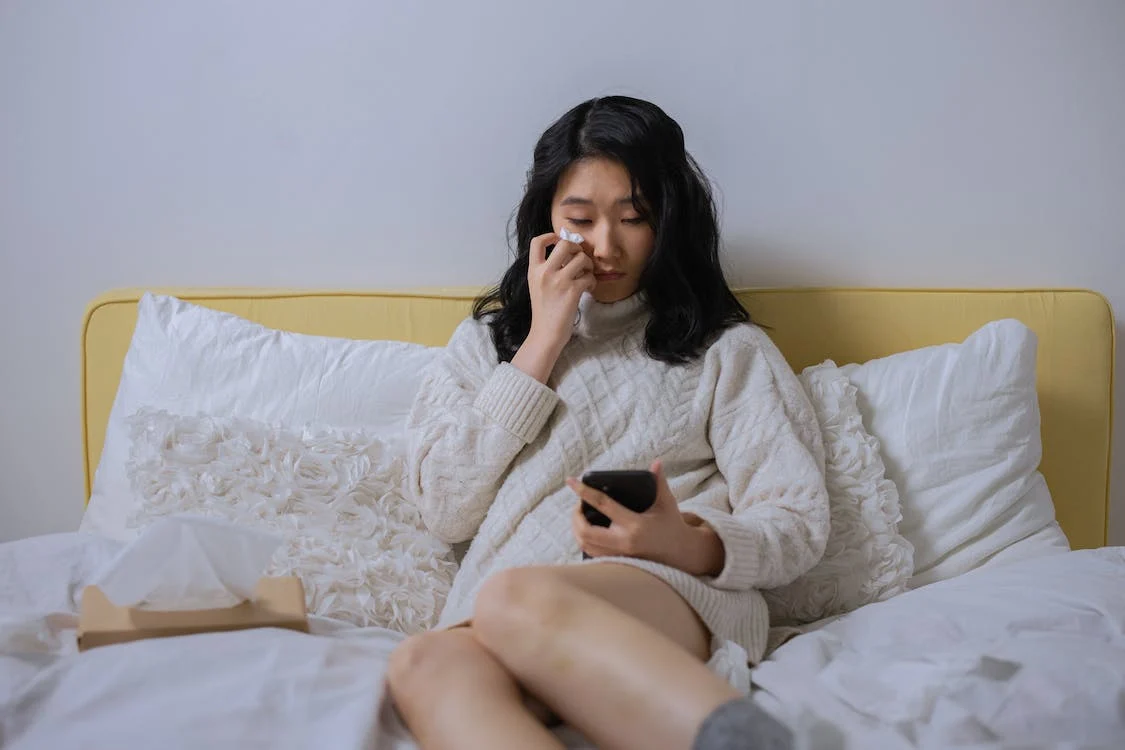 4 Signs He’s NOT Cheating (You’re Just Paranoid)!