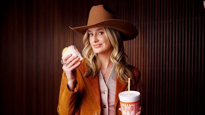 Lainey Wilson’s feeding you breakfast Feb. 4