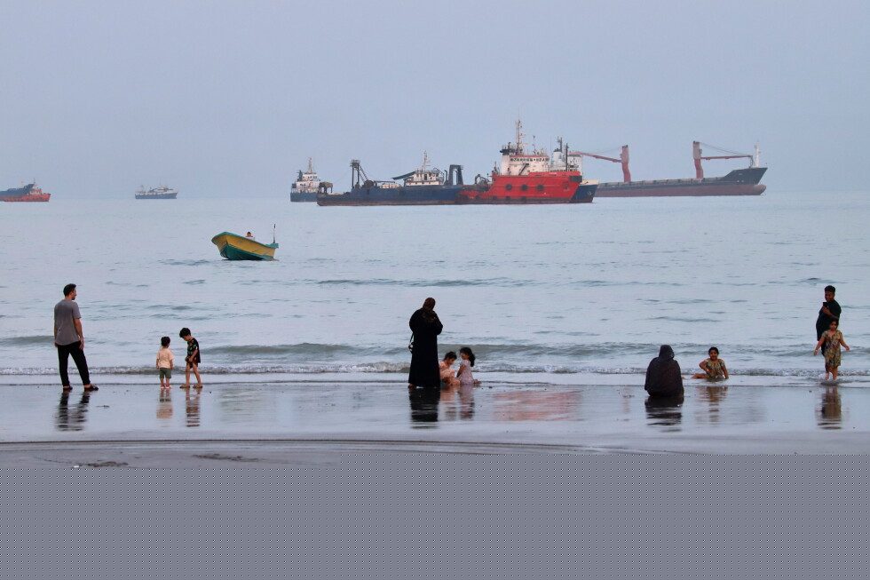 Possible Strait of Hormuz deal, Israeli soldiers killed in Lebanon and other news in the Mideast