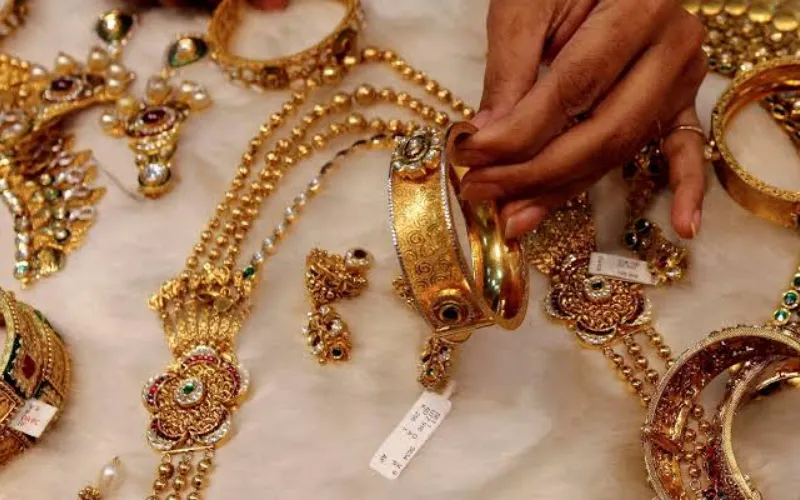 Gold prices rise in global and local markets