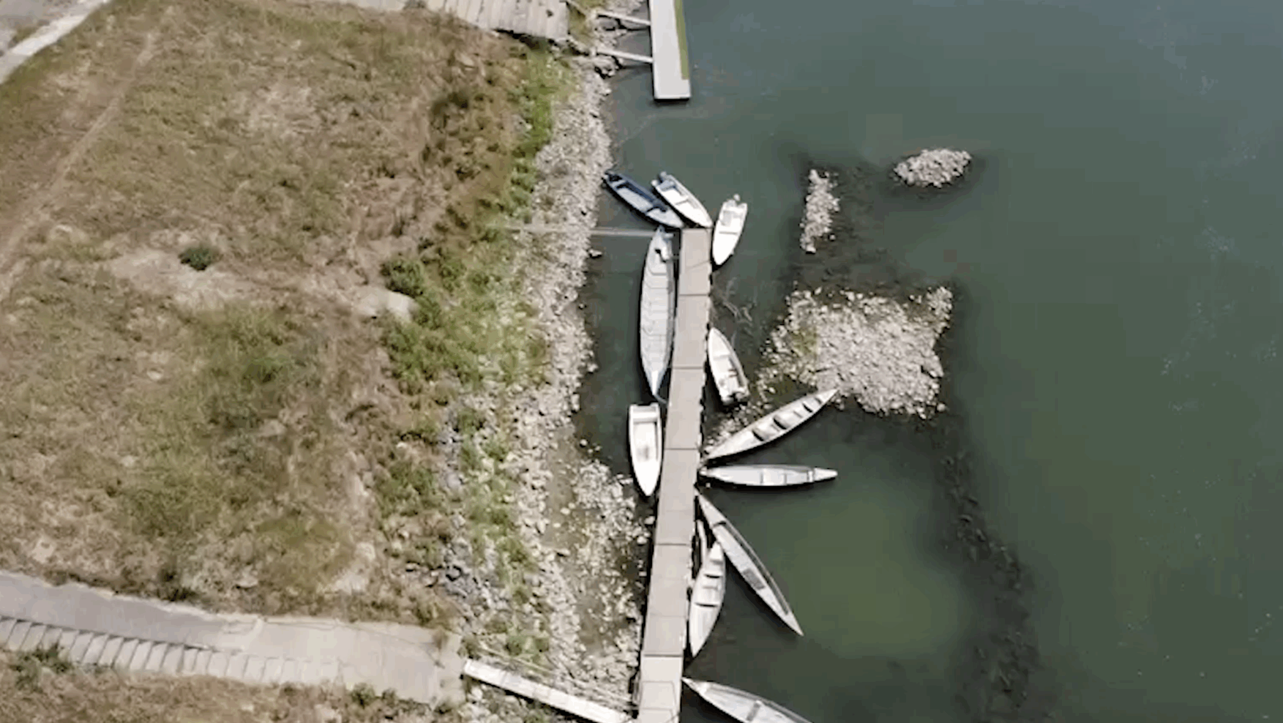 Siccità e caldo record, il Po in secca: il livello del fiume a Cremona è allarmante. Le immagini dall’alto