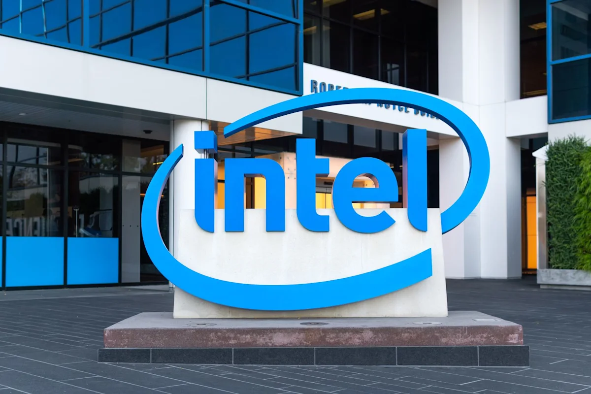 Intel Stock Sinks 40%, But Most Analysts Still Aren’t Bullish on INTC