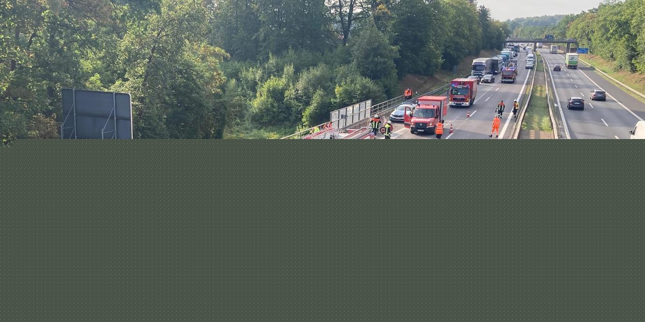 Tödlicher Unfall auf A3: Auto landet in Gleisbett - drei Personen sterben, Züge werden evakuiert