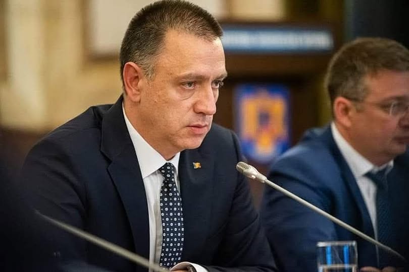 Mihai Fifor(PSD): Hai, Ilie! Curaj! Ia-l pe Pîslaru și rupeți ușile la Bruxelles! Și, ca să faci economie, stai la el în gazdă!