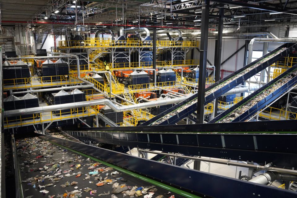 Grøn plast taber til billig import: Branchen bløder og regningen kan lande hos dig