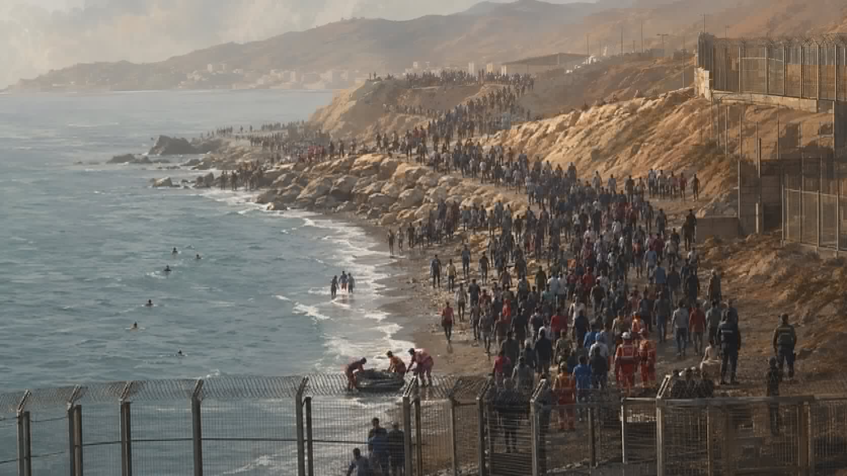 El Gobierno moviliza un refuerzo militar y policial en Ceuta ante el riesgo de un nuevo asalto