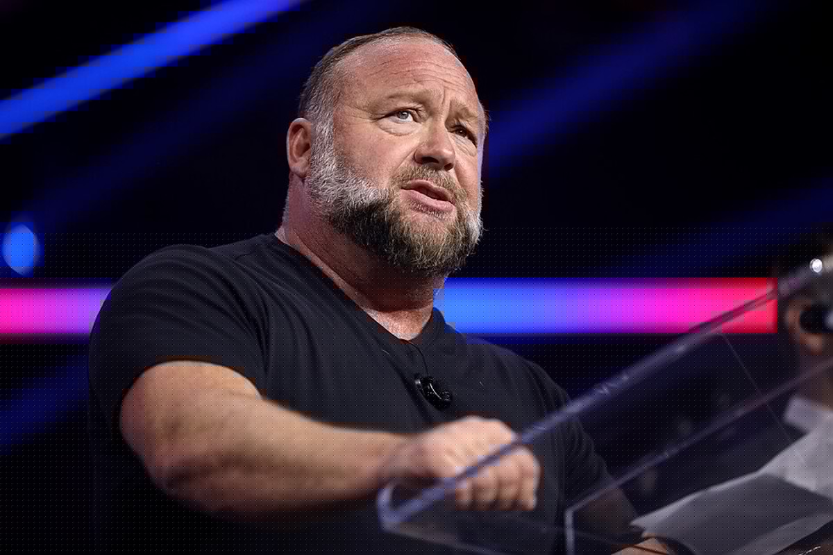 “Mad King George III”: Alex Jones Calls for Trump’s Removal