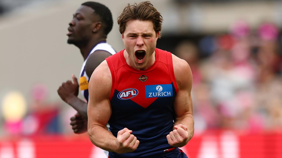 Melbourne put fork in Fremantle Dockers’ hopes of sewing up minor premiership with four-point win at MCG