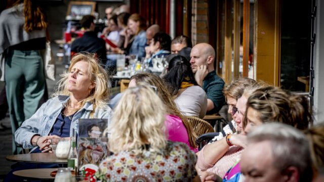Moeten ook Nederlandse terrassen rookvrij worden? 'Zien roken doet roken'