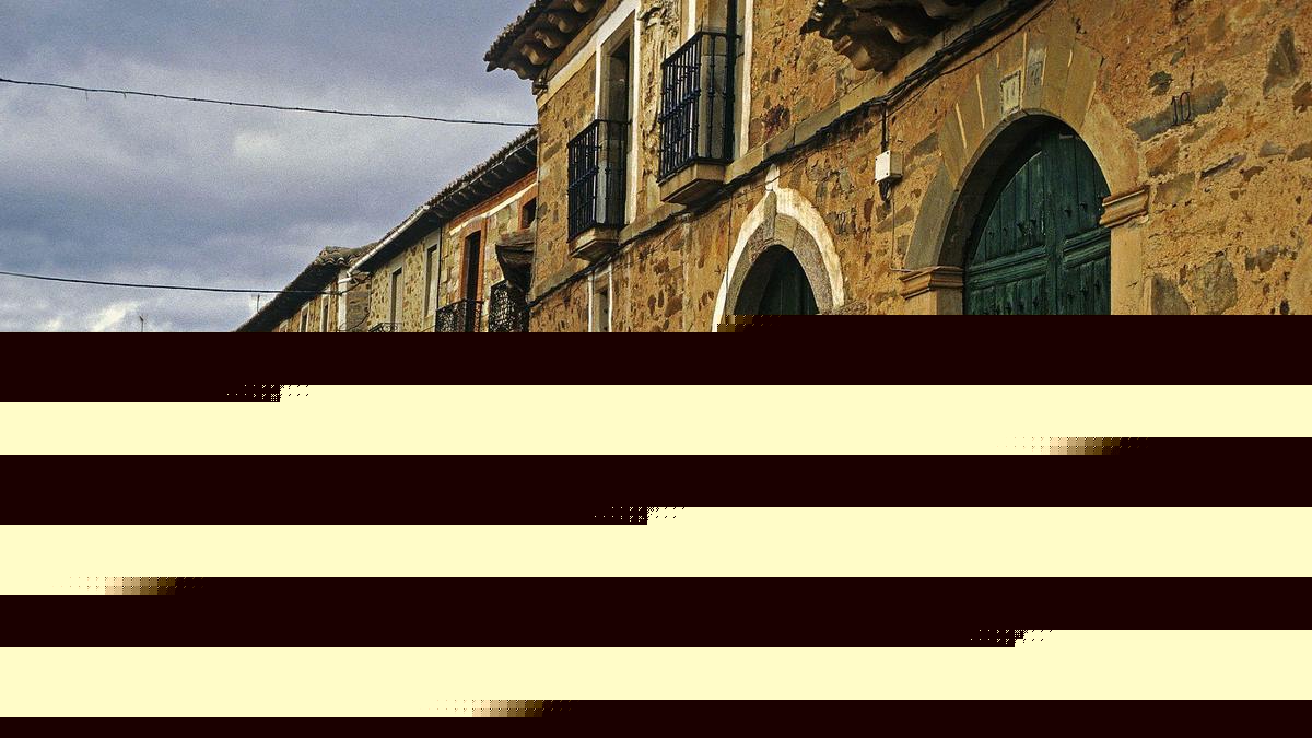 Este pueblo, parada obligatoria del Camino de Santiago, alberga un precioso centro urbano de calles empedradas