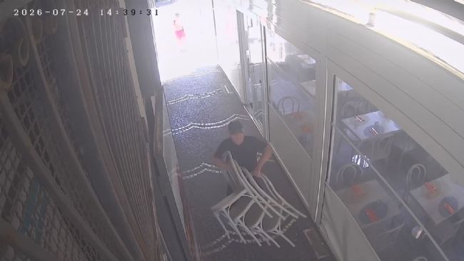 #Cronaca #Castellammare - Ruba dieci sedie in pieno giorno, ripreso dalle telecamere di un ristorante
