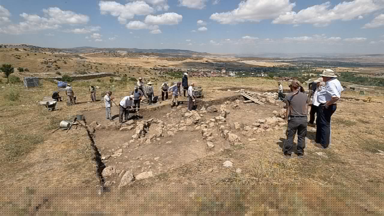 Çorum'da 2 bin 300 yıllık mezarlar bulundu