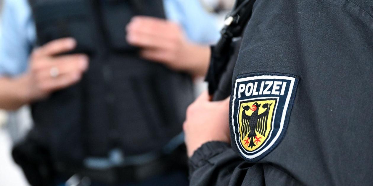 Mann stürzt ins Gleis und leistet später Widerstand