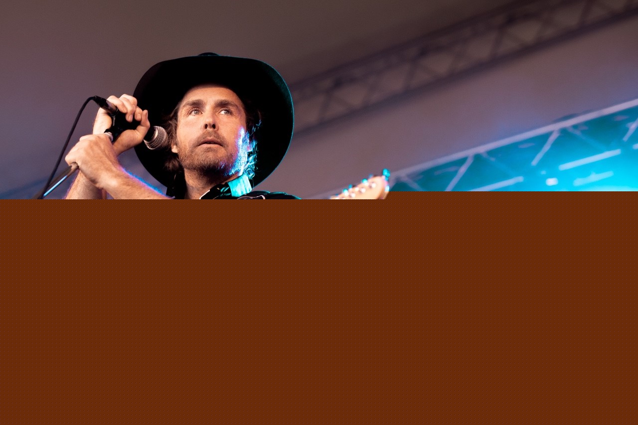 Il cantante australiano Andy Jans-Brown esplora l’indie rock in “Growing Pains”