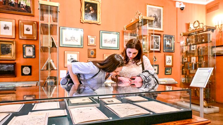 10 HANDY Russian phrases for museums