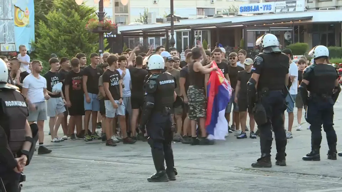 Dva kordona policije razdvajaju učesnike Prajd karavana i grupu mladića u Zaječaru